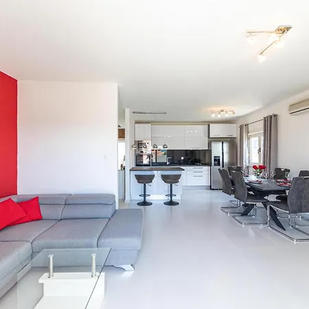 2 Bedroom Amazing In Kastel Stari *
