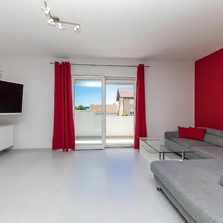 2 Bedroom Amazing In Kastel Stari *
