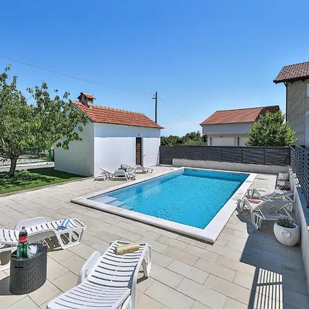 2 Bedroom Amazing In Kastel Stari Holiday home *