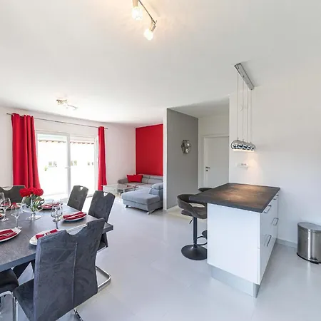 2 Bedroom Amazing In Kastel Stari *