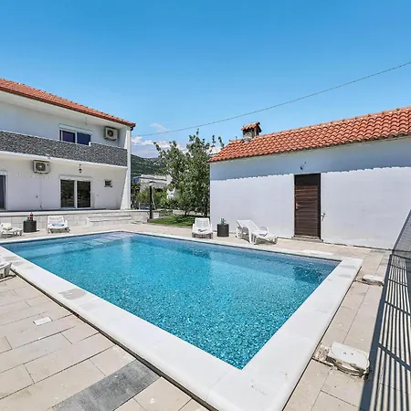 2 Bedroom Amazing In Kastel Stari * Kastela