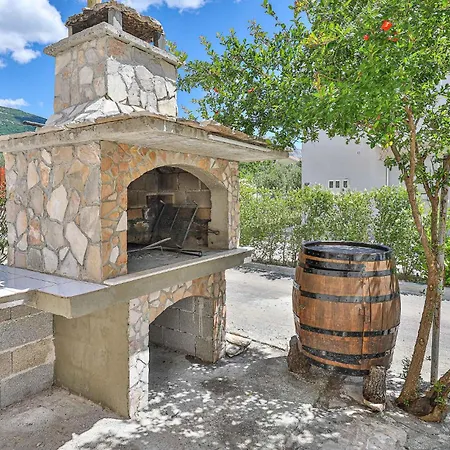 2 Bedroom Amazing In Kastel Stari