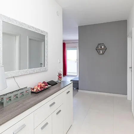 2 Bedroom Amazing In Kastel Stari *