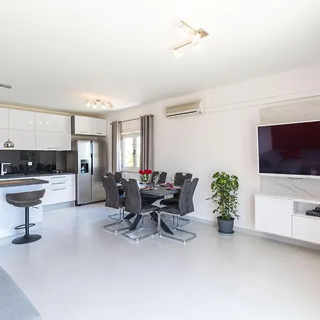 2 Bedroom Amazing In Kastel Stari Kastela