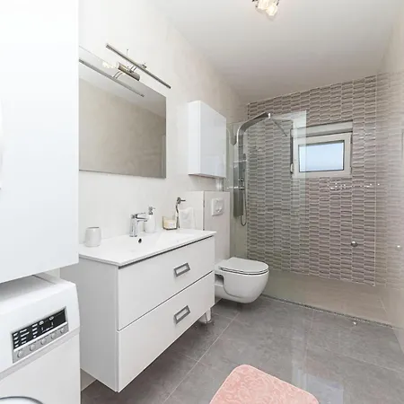 2 Bedroom Amazing In Kastel Stari * Kastela
